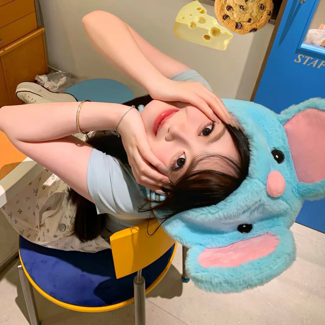 两位穿着同样内衣的女子